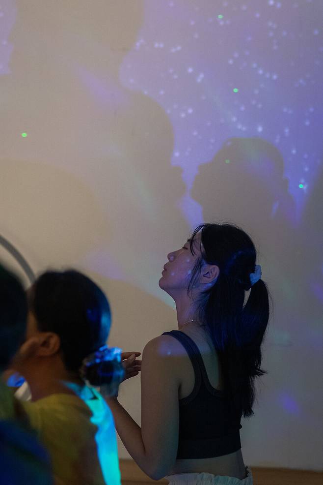 가부좌 자세로 ‘공 사운드 배스’를 체험 중인 수련자. 스튜디오 어댑터 염서정