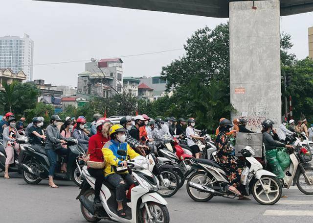 1일 베트남 하노이의 도로에 오토바이 수십 대가 신호를 기다리고 있다. 대기오염이 심각한 탓에 코로나19가 끝나도 시민들은 마스크를 벗지 않는다. 하노이=허경주 특파원