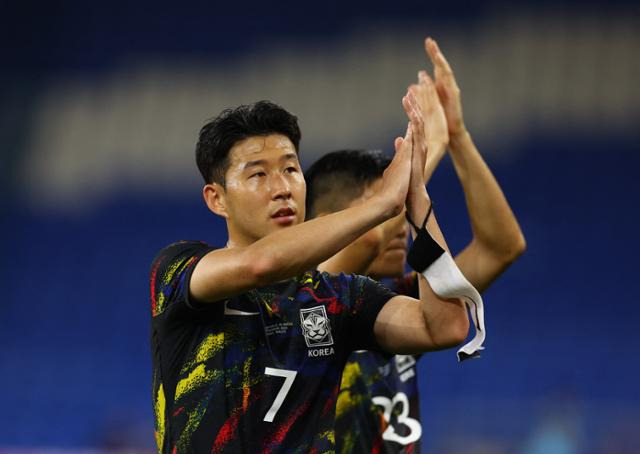 한국 축구 국가대표팀 손흥민이 8일 영국 웨일스의 카디프 시티 스타디움에서 열린 대한민국과 웨일스의 친선경기를 0-0 무승부로 마치고 관중들에게 박수를 보내며 인사하고 있다. 로이터 연합뉴스