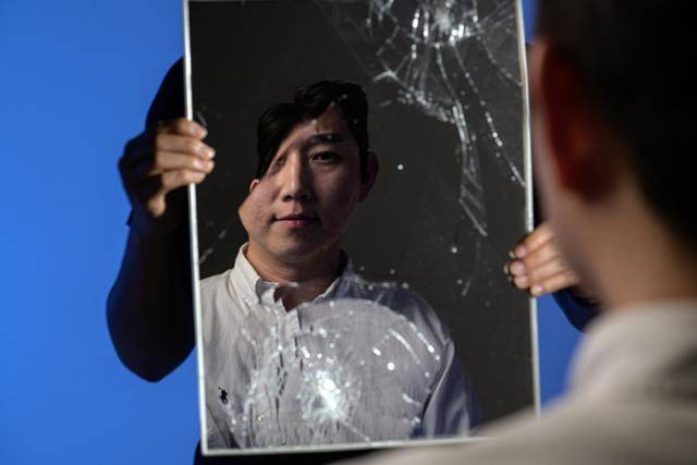 그가 상담으로 만난 연습생이나 아이돌의 마음은 결국 깨지기 직전의 상태와 비슷하다. 실패에 대한 두려움이 큰 원인이다. 위기의 심리 상태를 금이 간 거울로 표현했다. 하상윤 기자·윤서영 인턴기자