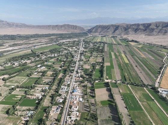 탈라스 평원의 광활한 풍경. 저 멀리 탈라스 산맥을 빠져나온 고선지의 부대는 이곳 어딘가에서 전쟁을 벌였을 가능성이 크다. [사진 강인욱]