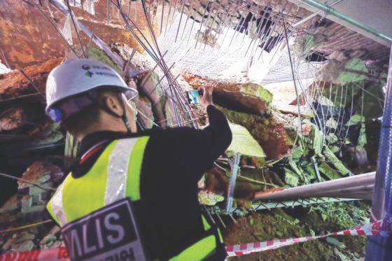 주차장 붕괴 사고가 발생한 인천 검단신도시 아파트 신축 공사장에서 국토교통부 사고조사관이 현장 점검을 하고 있다. 연합뉴스