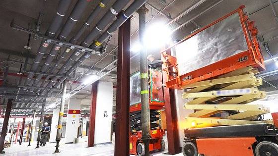 지하 주차장 무량판 구조 기둥 일부에 철근이 빠진 것으로 확인된 경기도 오산시의 한 LH아파트에서 보강 작업이 진행되고 있다. 연합뉴스