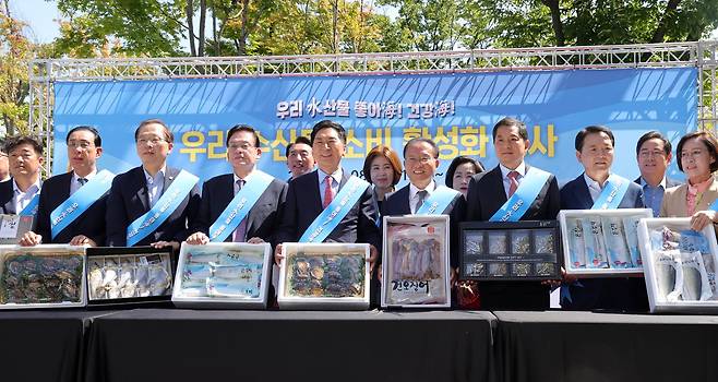 김기현 국민의힘 대표가 8일 오전 국회 소통관앞에서 열린 우리 수산물 소비활성화 행사에 참석해 수산물을 들고 기념촬영하고 있다. 강정현 기자