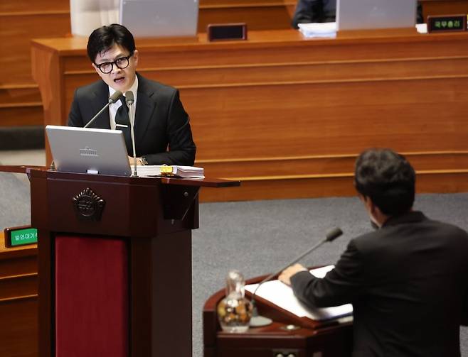 한동훈 법무부 장관이 8일 서울 여의도 국회 본회의장에서 열린 교육·사회·문화 대정부질문에서 안민석 더불어민주당 의원의 질의에 답변하고 있다./사진=뉴스1