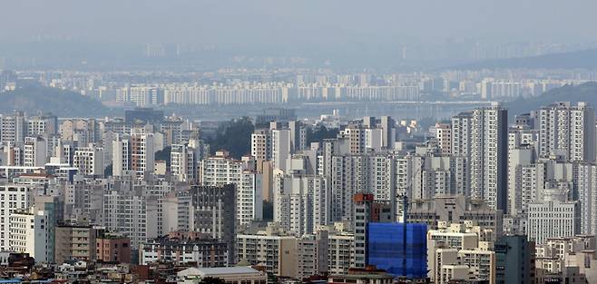 지난달 31일 서울 남산에서 바라본 서울의 아파트. 연합뉴스