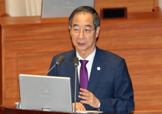 Prime Minister Han Duck-soo answers questions on the nation’s economy at the National Assembly on September 7. Bak Min-gyu, Senior Reporter