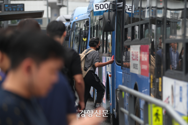 서울역 환승센터에서 지난달 시민들이 버스를 버스를 기다리고 있다.  성동훈 기자.