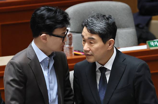 Justice Minister Han Dong-hoon (left) and Education Minister Lee Ju-ho (Yonhap)