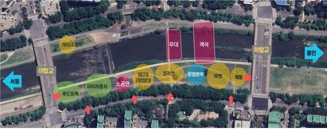 성남 탄천에서 열리는 ‘2023 성남페스티벌’ 메인 공연 ‘대환영’의 무대 및 객석 이미지.     성남문화재단