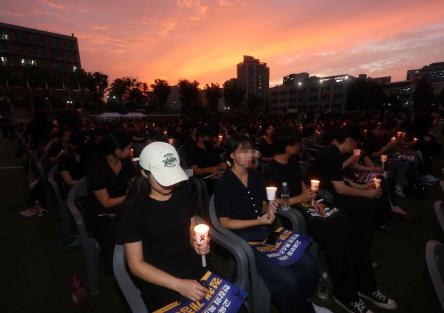 서울 서이초등학교 교사의 49재 추모일이었던 지난 4일 오후 서울 서초구 서울교육대학교에서 열린 촛불문화제에서 참가자들이 촛불을 밝히고 있다. 연합뉴스