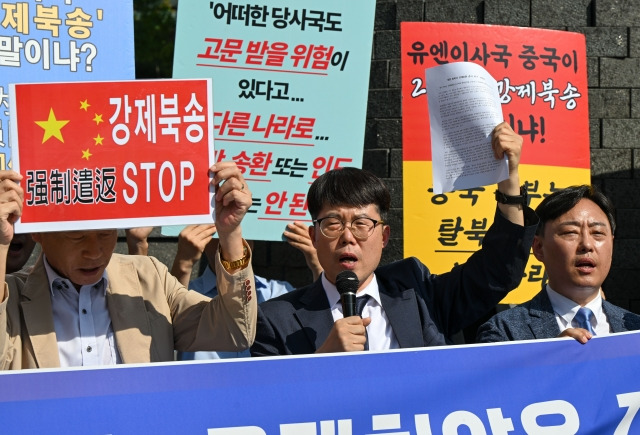 정베드로 북한정의연대 대표가 8일 서울 중구 주한중국대사관 앞에서 열린 기자회견에서 발언하고 있다. 신석현 포토그래퍼