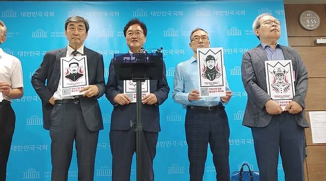 ▲홍범도 장군 기념사업회 이사장인 우원식 더불어민주당 의원이 7일 오전 국회 소통관 기자회견장 옆 프레스라운지에서 독립영웅 흉상 철거 저지 100만인 서명운동 발표를 마친 뒤 백브리핑에서 홍범도 장군의 자유시참변 책임론을 제기하는 최형두 국민의힘 의원 주장에 반박하고 있다. 사진=조현호 기자