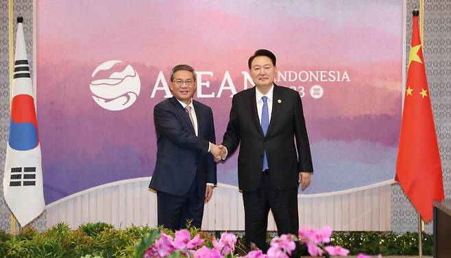 [자카르타=뉴시스] 전신 기자 = 윤석열 대통령이 7일(현지시간) 자카르타 컨벤션 센터(JCC)에서 열린 한중 회담에서 리창 중국 총리와 악수하고 있다. 2023.09.07.