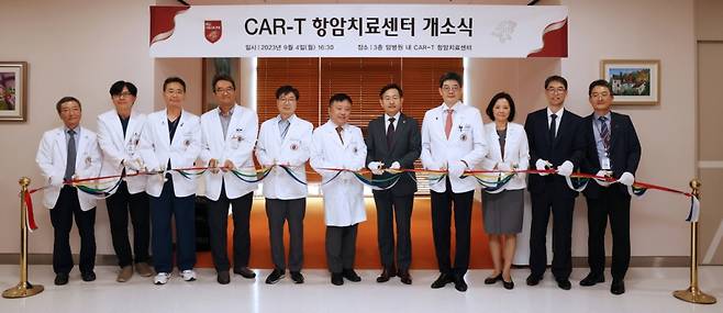 지난 4일 신관 3층 암병원 내 개소한 CAR-T 항암치료센터 앞에서 의료진이 테이프를 커팅하고 있다. / 사진=고려대 안암병원