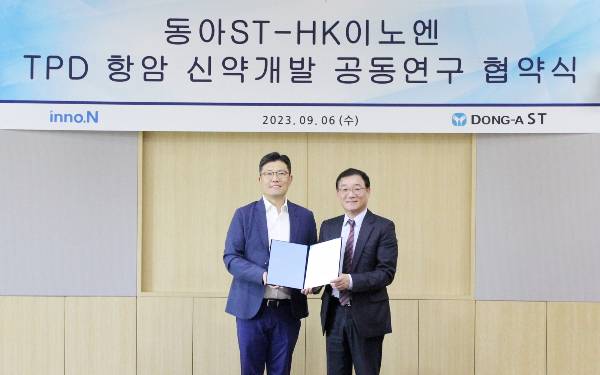 박재홍 동아에스티 연구개발 총괄 사장(왼쪽)과 송근석 HK이노엔 연구개발 총괄 전무가 업무협약 기념촬영을 하고 있다. /사진=HK이노엔