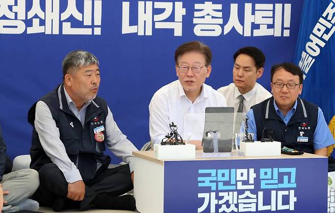 [서울=뉴시스] 이영환 기자 = 김동명 한국노총 위원장이 8일 오후 서울 여의도 국회 본청 앞 이재명 대표의 단식투쟁천막을 찾아 이 대표와 대화를 하고 있다. 2023.09.08.