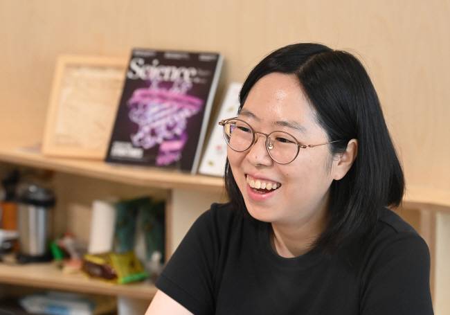 백민경 서울대 생명과학부 교수가 지난 4일 서울대 관악캠퍼스 교수 연구실에서 가진 문화일보와의 인터뷰에서 인공지능(AI)을 통한 단백질 구조 예측에 대해 설명하고 있다.  박윤슬 기자