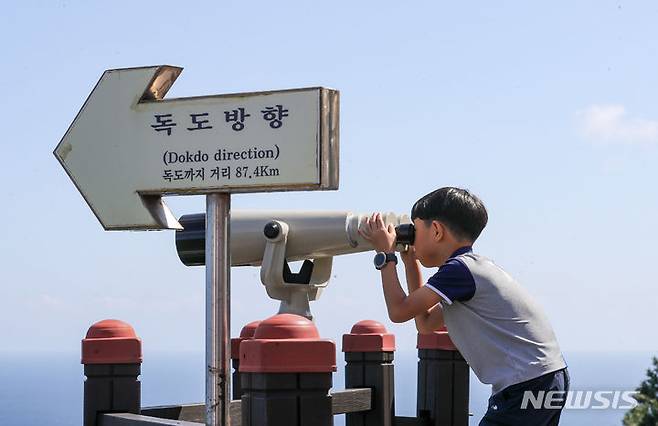 [울릉=뉴시스] 황준선 기자 = 2023년도 아름다운 우리땅 독도탐방 행사 참가자들이 7일 경북 울릉군 독도전망대를 찾아 망원경으로 동해안을 살펴보고 있다.2023년도 아름다운 우리땅 독도탐방 행사는 해양 영토와 해양 주권의 중요성을 교육하는 현장 체험학습의 장이자 국민 화합의 장으로 한국해양재단(이사장 문해남)이 주최하고 해양수산부(장관 조승환)와 민영뉴스통신사 뉴시스(사장 강호병)의 후원으로 진행된다.  2023.09.07. hwang@newsis.com