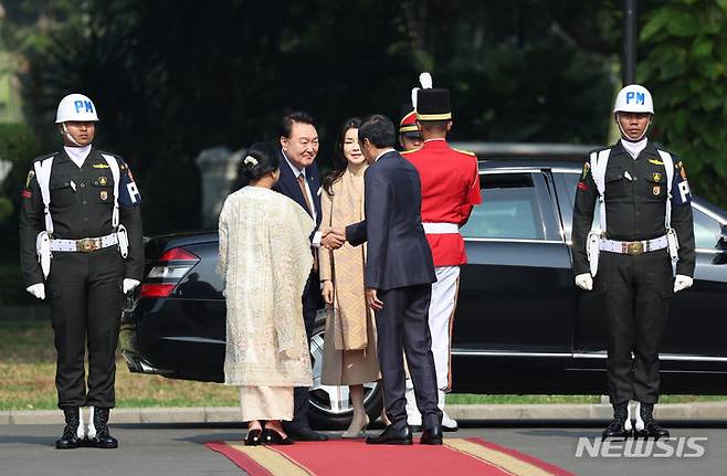 [자카르타=뉴시스] 전신 기자 = 윤석열 대통령과 부인 김건희 여사가 8일(현지시간) 자카르타 대통령궁에서 열린 공식환영식에서 조코 위도도 인도네시아 대통령, 부인 이리아나 위도도 여사와 인사하고 있다. 2023.09.08. photo1006@newsis.com