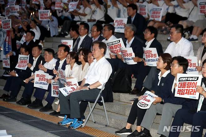 [서울=뉴시스] 조성봉 기자 = 단식 9일째를 맞은 이재명 더불어민주당 대표가 8일 오후 서울 여의도 국회 본청 앞 계단에서 열린 제6차 윤석열 정권 폭정 저지·민주주의 회복 촛불 문화제에 참석해 자리에 앉아 있다. 2023.09.08. suncho21@newsis.com