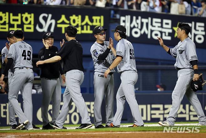 [서울=뉴시스] 고승민 기자 = 12일 서울 잠실야구장에서 열린 2023 KBO 리그 한화 이글스 대 LG 트윈스 경기, 2대1로 LG를 꺾은 한화 최원호 감독과 선수들이 자축하고 있다. 2023.07.12. kkssmm99@newsis.com