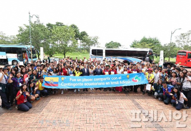 ▲13일 전북 임실군에서 퇴영 이후 마지막 일정을 보낸 잼버리 대원들이 심민 임실군수와 기념 사진을 촬영하며 아쉬운 작별을 하고 있다. ⓒ프레시안