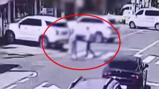 지난 4일 오후 1시30분쯤 양산 상북면 소재 버스정류장으로 다가가는 40대 남성의 모습. SBS 보도화면 갈무리