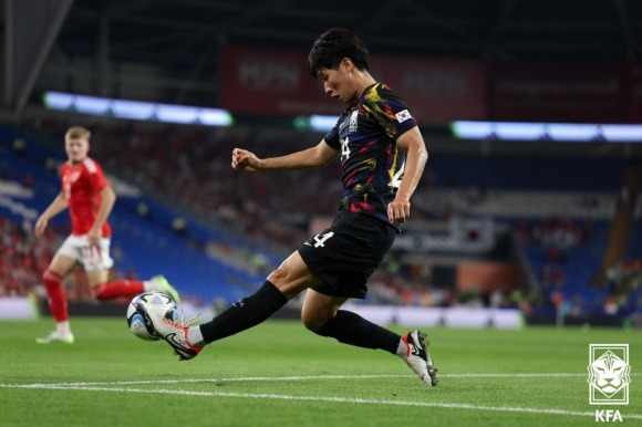 집중하는 홍현석 - 위르겐 클린스만(독일) 감독이 이끄는 한국 남자 축구 대표팀은 8일(한국시간) 영국 웨일스의 카디프 시티 스타디움에서 열린 웨일스와 평가전에서 0-0 무승부를 거뒀다. 사진은 경기하는 홍현석의 모습. 2023.9.8 대한축구협회 제공.