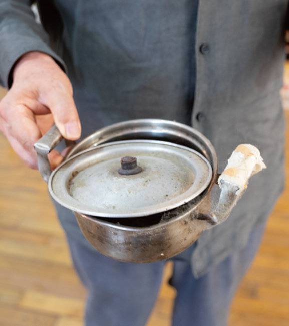 과거 작가가 그린 냄비의 실물. 그의 작업실에는 일대기를 가늠할 수 없는 오래된 물건이 많다. [지호영 기자]