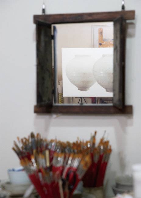 작가의 작업실 전경. 작은 거울을 창문처럼 달았다. [지호영 기자]