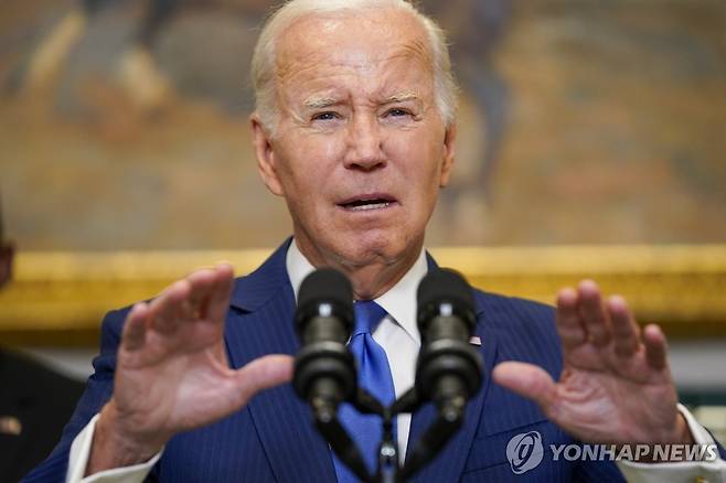 지난 8월 허리케인 대응과 하와이 산불 피해 지원 방침 밝히는 바이든 [AP 연합뉴스 자료사진]