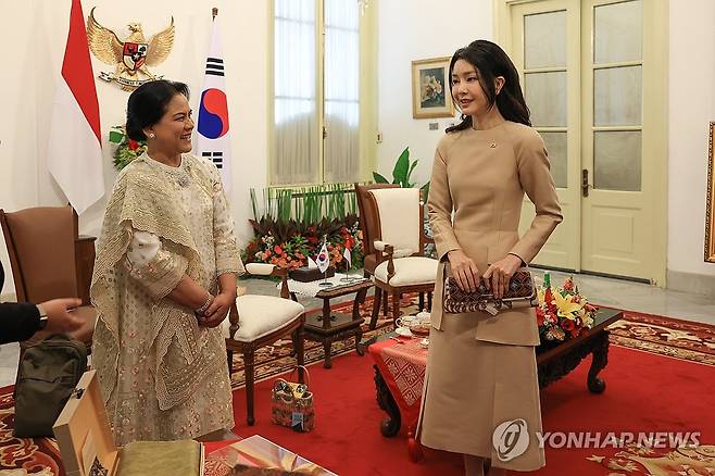 인니 영부인과 선물 교환하는 김건희 여사 (자카르타=연합뉴스) 진성철 기자 = 김건희 여사가 8일(현지시간) 자카르타 대통령궁에서 조코 위도도 인도네시아 대통령의 부인 이리아나 여사와 선물을 교환하고 있다.   2023.9.8  [공동취재] zjin@yna.co.kr