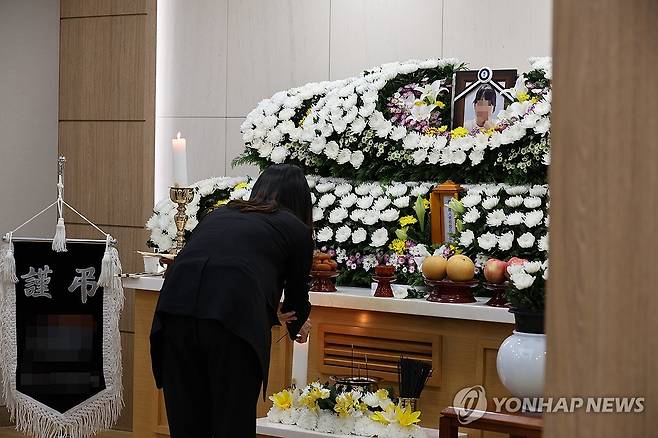 대전 초등학교 교사 빈소 찾은 동료 교사 (대전=연합뉴스) 강수환 기자 = 8일 오전 극단적 선택으로 숨진 대전 한 초등학교 교사의 빈소가 마련된 대전 서구 한 장례식장을 찾은 동료 교사가 헌화하고 있다. 2023.9.8 swan@yna.co.kr