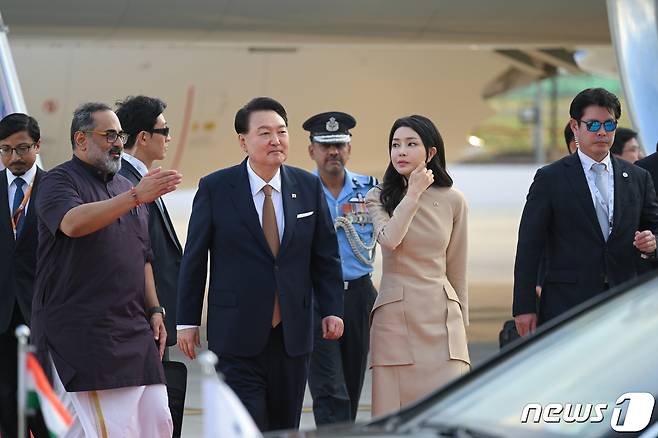 윤석열 대통령과 김건희 여사가 지난 8일(현지시간) G20 정상회의가 열리는 인도 뉴델리 팔람 공군공항에 도착하고 있다. (대통령실 제공) 2023.9.9/뉴스1 ⓒ News1 오대일 기자