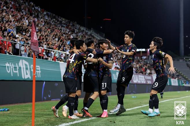 9일 오후 경남 창원시 창원축구센터에서 열린 아시아축구연맹(AFC) 23세 이하(U23) 아시안컵 예선 B조 조별리그 키르기스스탄과 대한민국의 경기에서 전반 정상빈의 도움에 선제골을 넣은 홍윤상이 동료들과 기쁨을 나누고 있다. (대한축구협회 제공) 2023.9.9/뉴스1