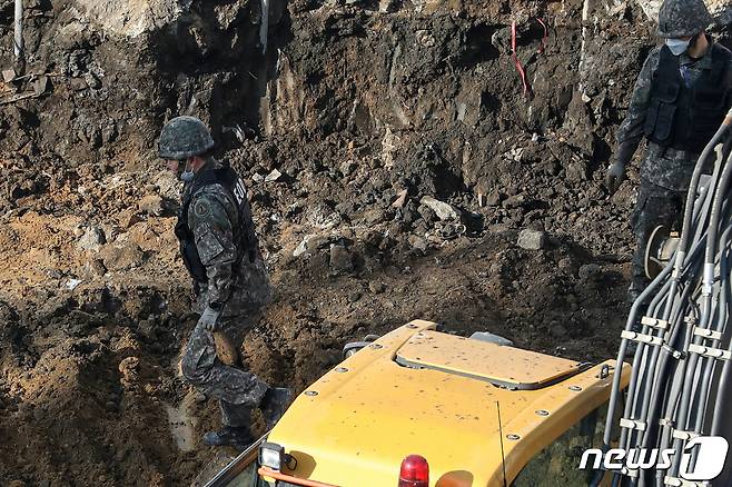 군 폭발물처리반 장병들이 11일 오전 서울 구로구 지식산업센터 신축 공사현장에서 폭발물 수색 작업을 하고 있다. 사진은 기사와 관련 없음.2020.2.11/뉴스1 ⓒ News1 이승배 기자