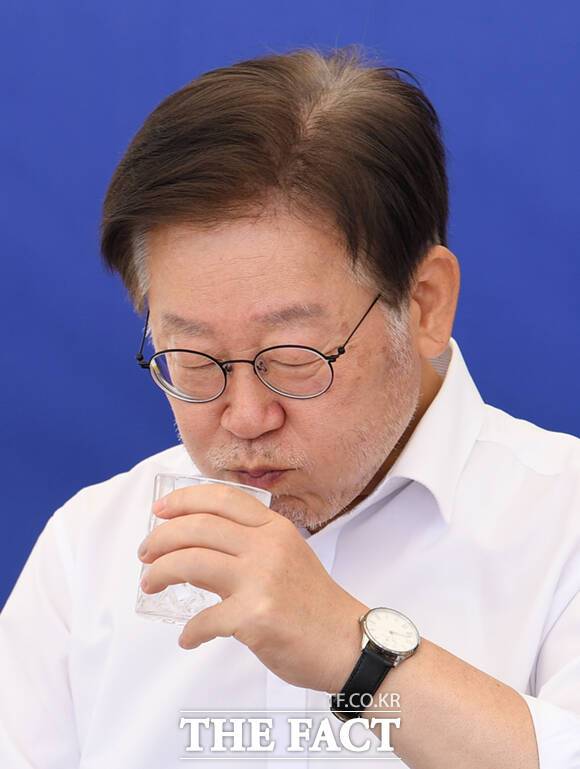 이재명 민주당 대표가 8일 오전 서울 여의도 국회본관 앞 단식 투쟁 천막에서 물을 마시고 있다. /이새롬 기자