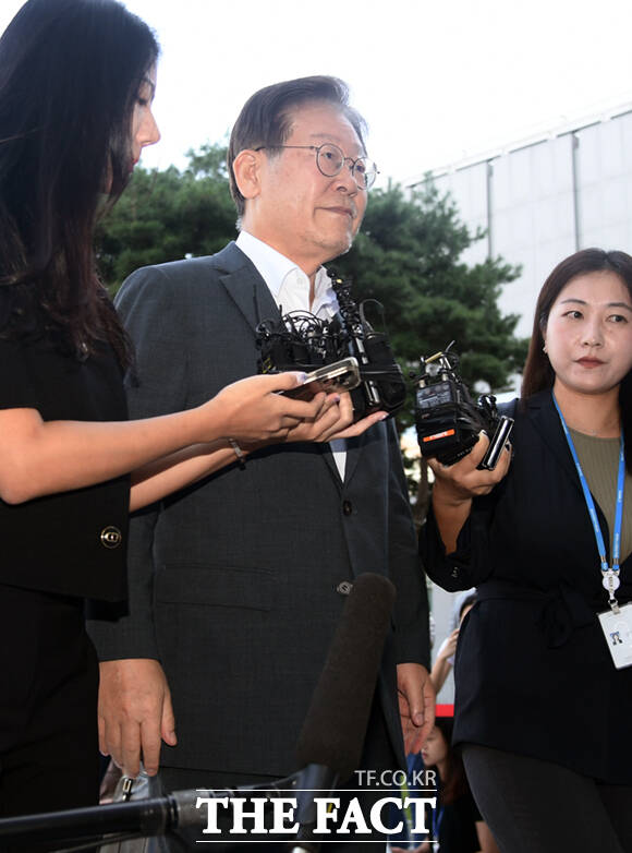 이재명 대표가 수원지방검찰청에 쌍방울 그룹 대북송금 의혹과 관련 피의자 신분으로 출석하고 있다./이새롬 기자