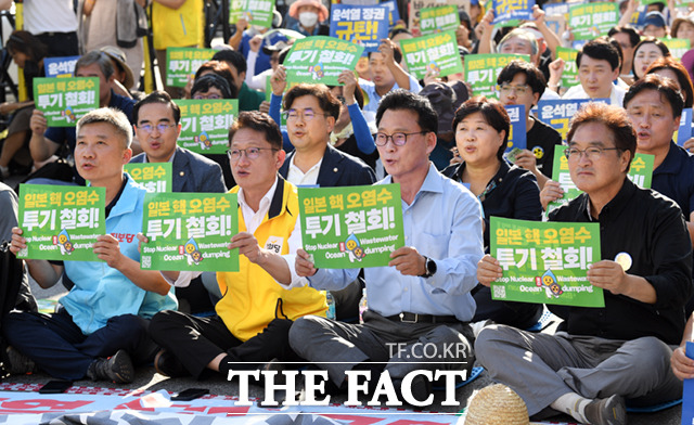 이상규 진보당 전 상임대표와 배진교 정의당 원내대표, 박광온 더불어민주당 원내대표, 우원식 더불어민주당 의원(앞줄 왼쪽부터) 등 야당 의원들이 9일 오후 서울 세종대로에서 열린 '일본 후쿠시마 핵오염수 해양투기 중단· 윤석열 정부 규탄 범국민대회'에 참석해 피켓을 든 채 구호를 외치고 있다./이새롬 기자