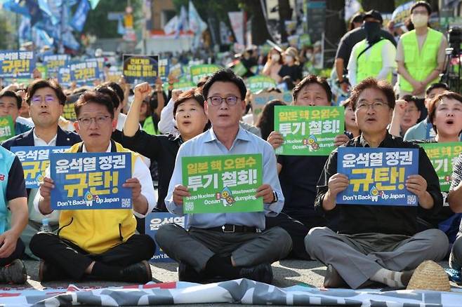 핵 오염수 해양투기 중단 촉구하는 야당 [이미지출처=연합뉴스]