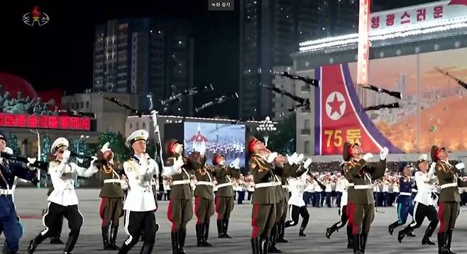 9일 열린 북한정권수립75주년 열병식 행사에서 북한군 의장대가 총돌리기 공연을 진행하고 있다/조선중앙TV