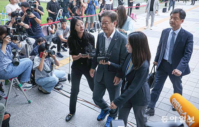 이재명 더불어민주당 대표가 ‘쌍방울그룹 불법 대북 송금’ 의혹 관련 검찰 조사를 받기 위해 9일 오전 경기도 수원시 수원지방검찰청에 출석해 취재진의 질문을 받으며 검찰 청사 안으로 들어가고 있다. 박형기 기자 oneshot@donga.com