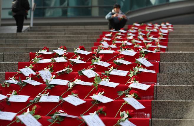 ‘2022 홈리스 추모주간’ 첫날인 지난해 12월12일 홈리스·무연고 사망자들을 기리는 이름·생애 정보와 추모 장미꽃이 서울역 광장 계단에 놓여 있다. 강창광 선임기자 chang@hani.co.kr