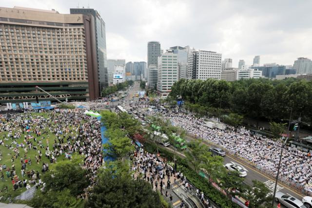 지난해 7월 서울퀴어문화축제가 열린 서울광장 근처에서 도로를 가운데 두고 광장 건너편 세종대로에 극우 보수 개신교 단체들의 '동성애 퀴어축제 반대 국민대회'가 열리고 있다. 뉴스1