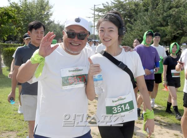 제17회 그린리본마라톤 페스티벌이 9일 오후 잠실한강공원 트랙구장에서 열렸다.가수 김흥국이 딸과 함께 달렸다. 정시종 기자