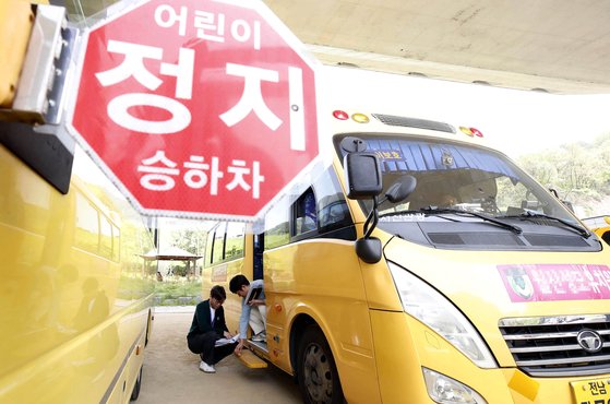 지난 4월 17일 광주 북구 시화문화마을문학관 주차장에서 열린 어린이 통학버스 합동 점검에서 북구 아동청소년과, 교통과, 유관기관 관계자들이 학원, 체육시설, 지역아동센터 통학차량의 안전점검을 실시하고 있다. (광주 북구 제공) 뉴스1