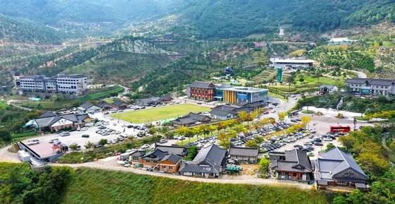 오는 15일부터 개막하는 '2023산청세계전통의약항노화엑스포' 주 행사장인 경남 산청 동의보감촌 전경. [사진 산청세계전통의약항노화엑스포 조직위]