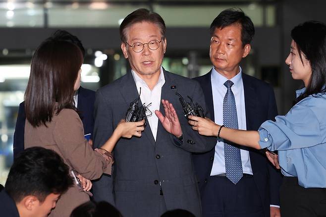 이재명 더불어민주당 대표가 9일 오후 경기도 수원시 영통구 수원지방검찰청에서 ‘쌍방울 그룹 대북 송금’ 의혹 관련 조사를 마친 후 나와 취재진 질문에 답하고 있다. 연합뉴스