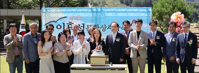 8일 강원 봉평 이효석문학관에서 이효석문학상 시상식이 열렸다. 왼쪽부터 방민호 이효석문학재단 이사장, 이경재 평론가, 신주희 소설가, 박인성 평론가, 지혜 소설가, 정이현 소설가, 남진원 한국문인협회 강원도 지회장, 강보라 소설가, 심진경 평론가, 안보윤 소설가, 이효석 장남 이우현 선생, 안병현 교보문고 대표, 김병운 소설가, 서양원 매일경제신문 논설주간, 곽달규 이효석문학선양회 이사장, 권혁순 강원일보 논설주간. [한주형 기자]